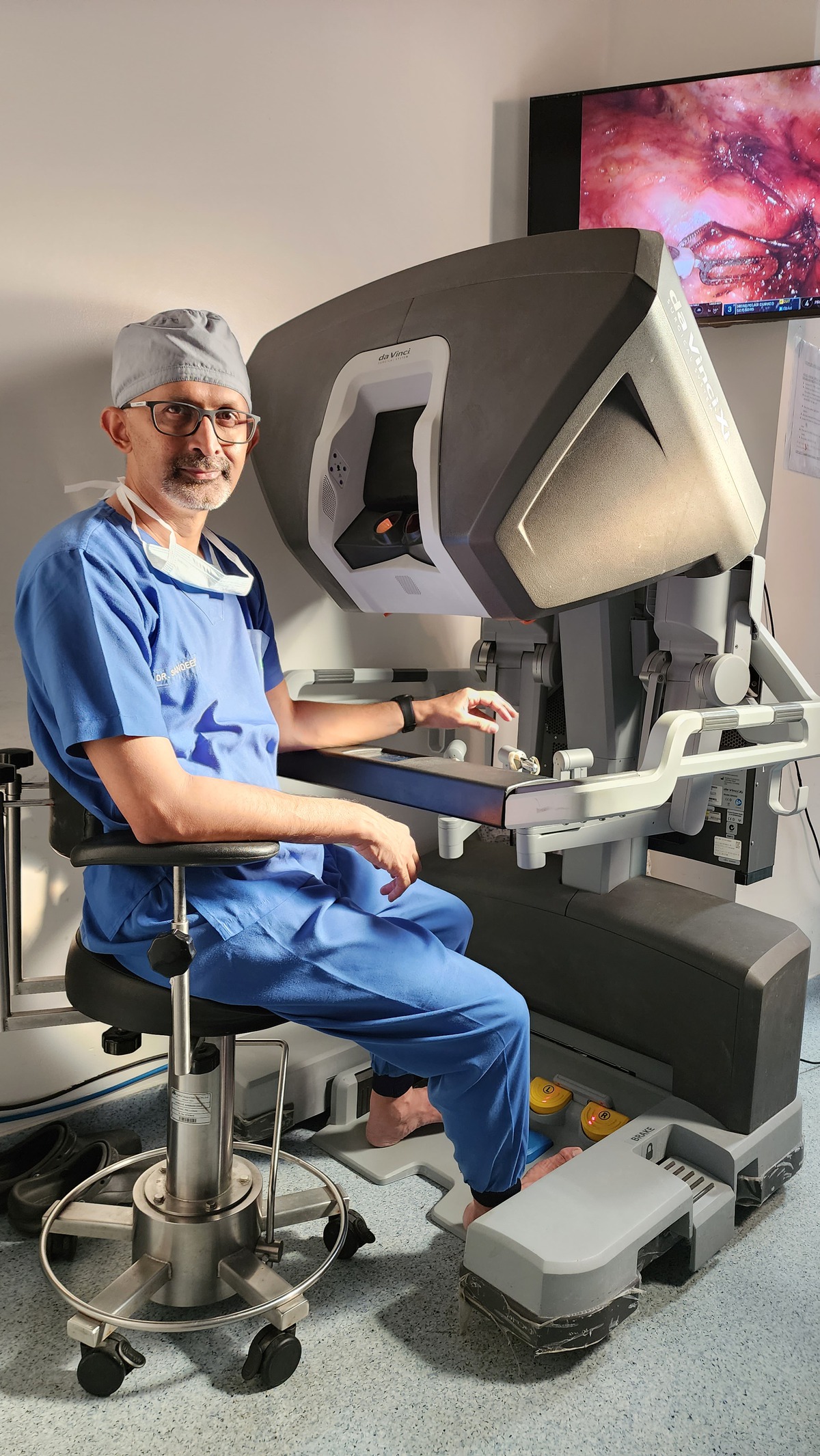 Dr-sandeep-nayak-performing-robotic-thyroidectomy